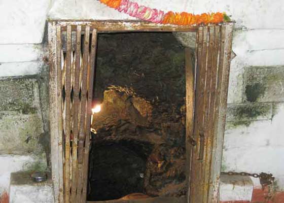 Way-down-to-Patal-bhuvaneshwar-Caves