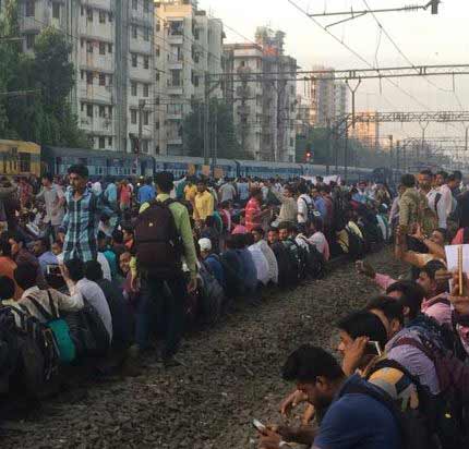 mumbai-train-student-protest