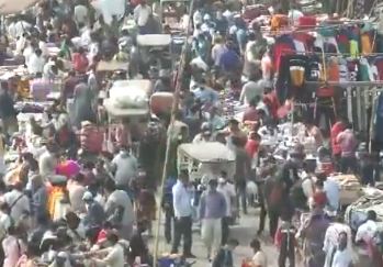 delhi-market-crowd
