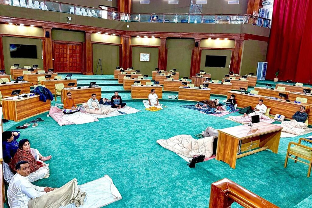 uttarakhand-assembly-congress-protest-overnight