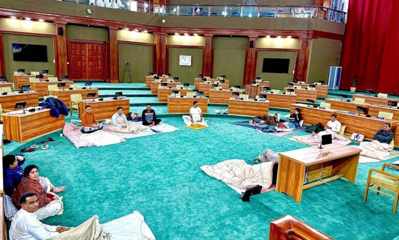 uttarakhand-assembly-congress-protest-overnight