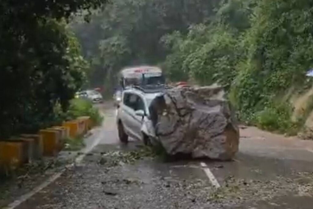 nainital-haldwani-road-car-taxi-boulder-fall