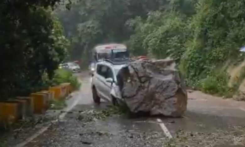 nainital-haldwani-road-car-taxi-boulder-fall
