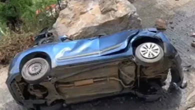 nainital-car-boulder