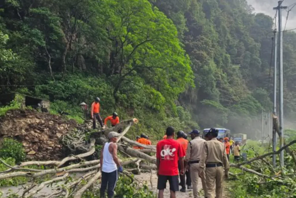 pithoragarh-rain-road-block